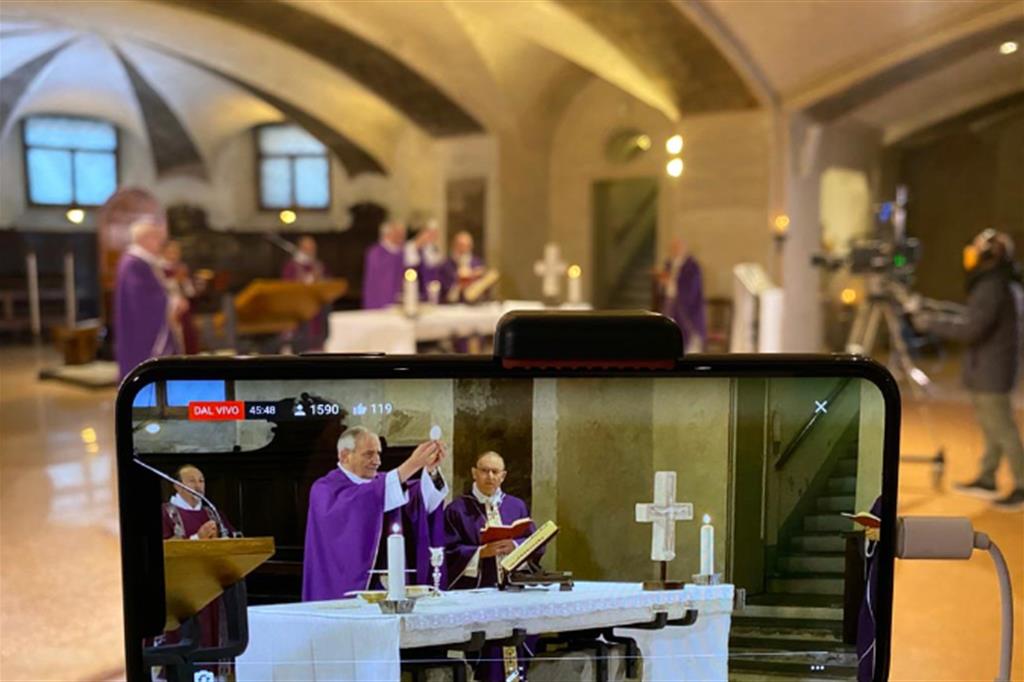 Il cardinale Zuppi celebra in diretta tv e social dalla cripta della Cattedrale di Bologna