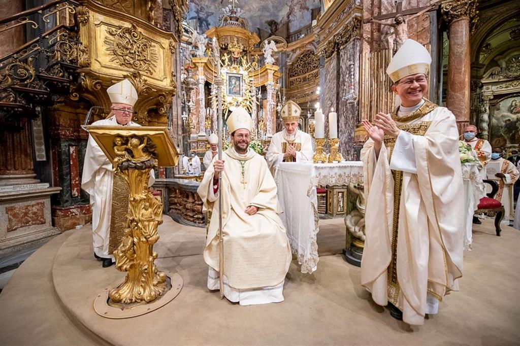 Al centro, seduto, il vescovo Marengo circondato da Nosiglia, Poletto e Tagle