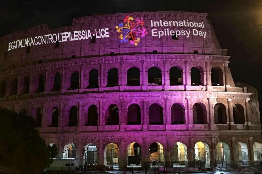 Il Colosseo illuminato di viola