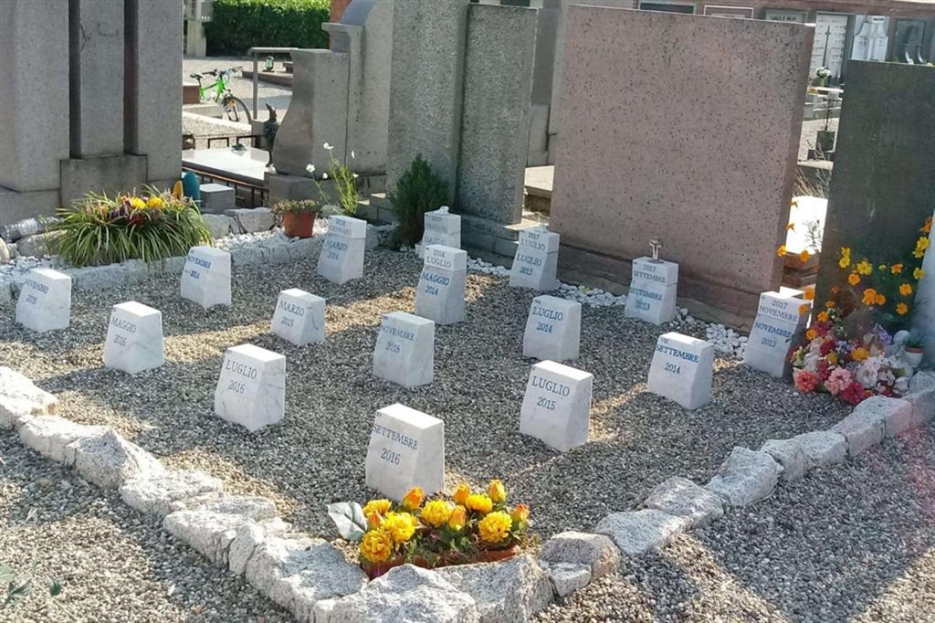 L’area di un cimitero del Nord Italia dedicata alla sepoltura anonima dei bambini non nati, a cura di Advm
