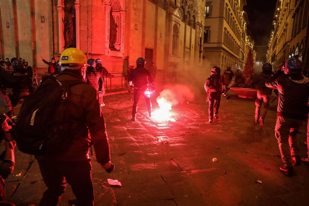 Corteo di protesta contro il governo degenera in scontri con le forze dell'ordine a Firenze