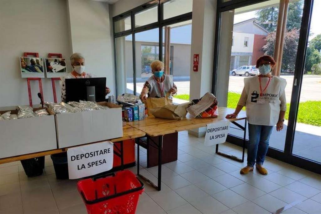 Volontari all'Emporio solidale di Piacenza