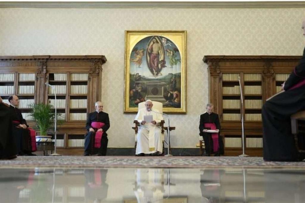 Il Papa: la preghiera apre la porta alla speranza