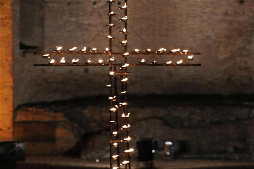 La croce durante la Via Crucis al Colosseo nel 2015