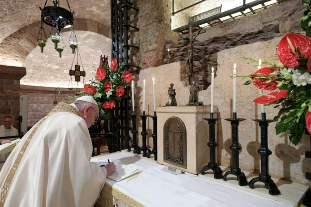 Sulla tomba di san Francesco il Papa firma “Fratelli tutti”