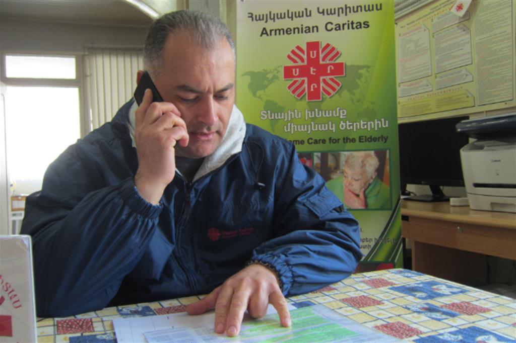 Un operatore di Caritas Armenia al lavoro