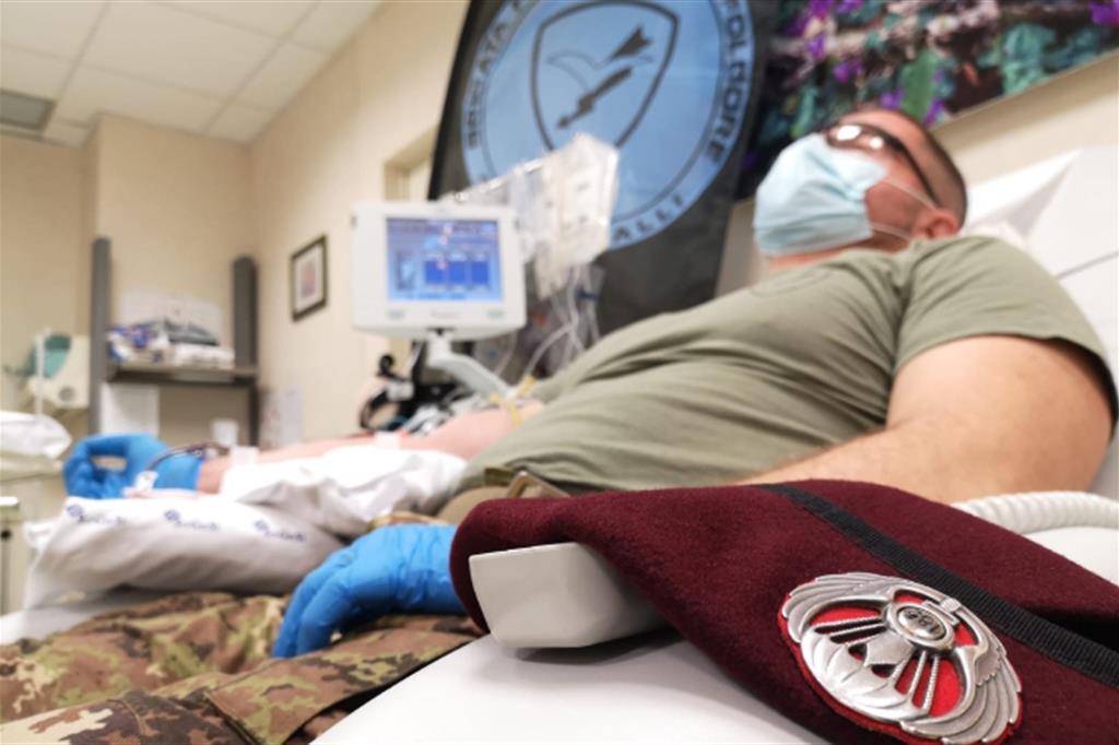 Un paracadutista dona il sangue