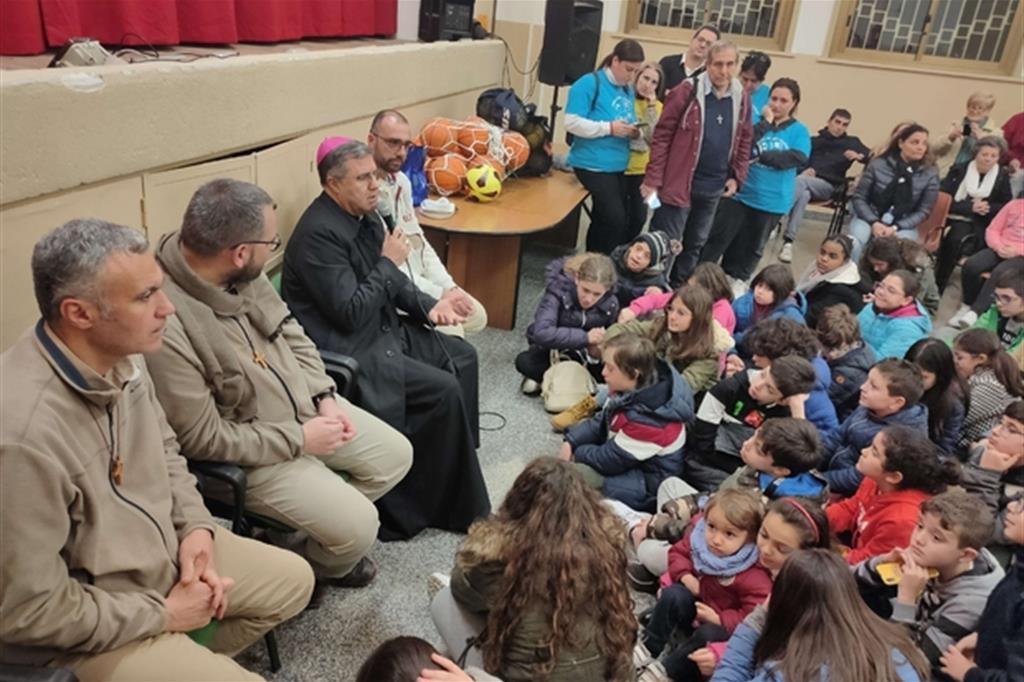 L’arcivescovo Lorefice nel salone-teatro dell’oratorio di Palermo con educatori e ragazzi