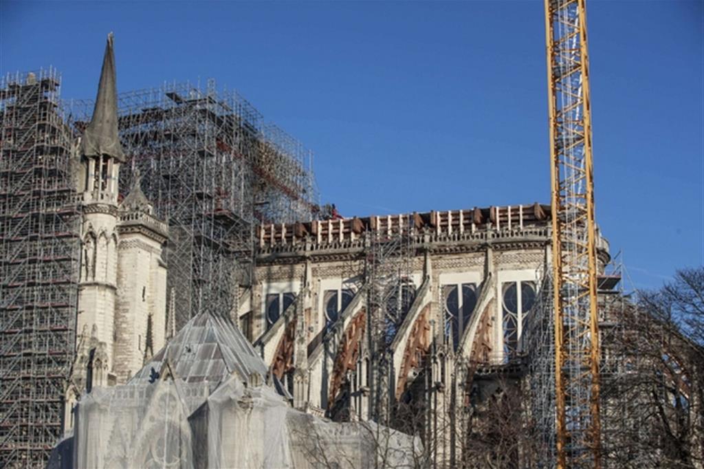 Le impalcature e la copertura sulla cattedrale bruciata il 15 aprile 2019