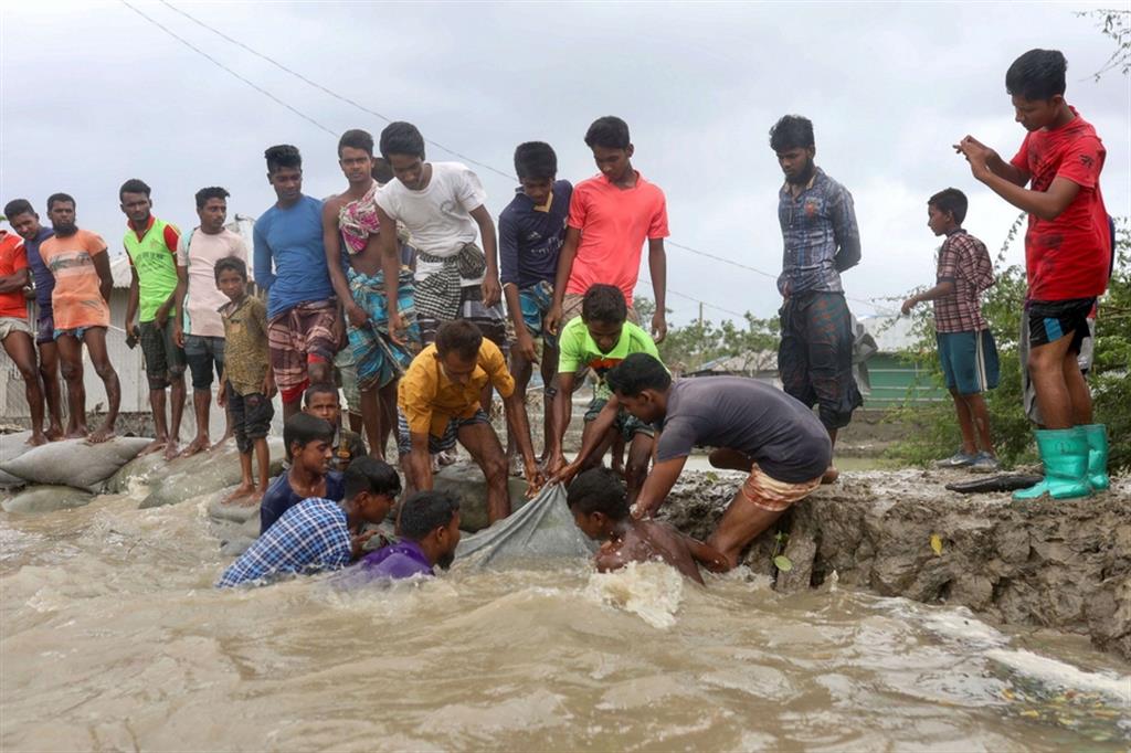 Il salvataggio di un uomo travolto dalle acque a Gabura nel distretto di Satkhira in Bangladesh