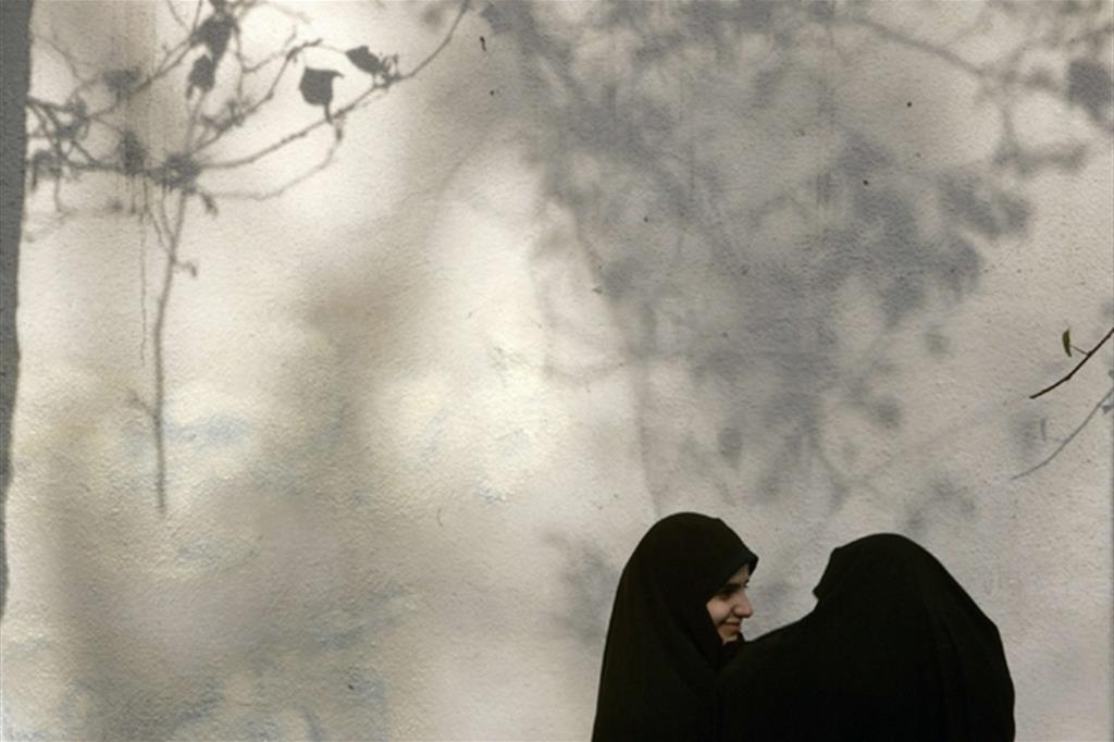 Studentesse a Teheran: oggi le donne costituiscono il 65% degli universitari del Paese e sono presenti in tutti i settori professionali