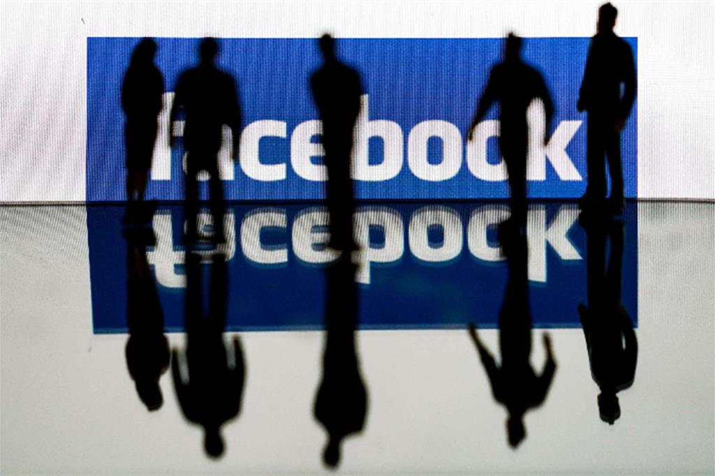 Ombre davanti al logo di Facebook in una foto scattata lo scorso 14 settembre a Bruxelles