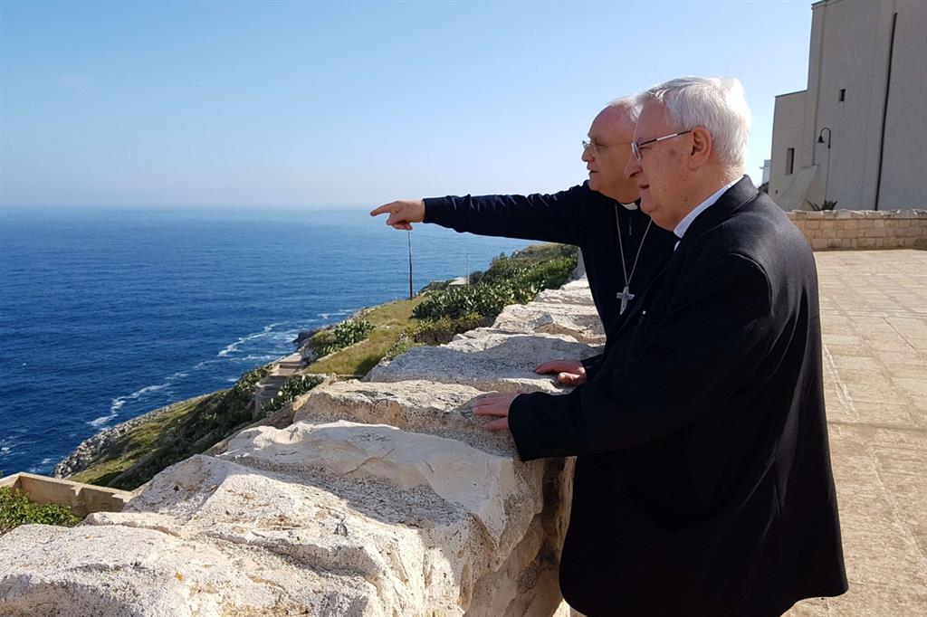Il cardinale Gualtiero Bassetti affacciato sul Mediterraneo a Santa Maria di Leuca con il vescovo Vito Angiuli