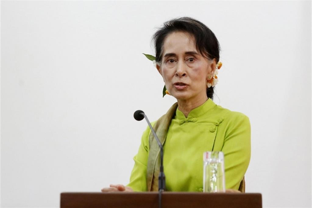 La presidente de facto, la Nibel per la pace Aung San Suu Kyi