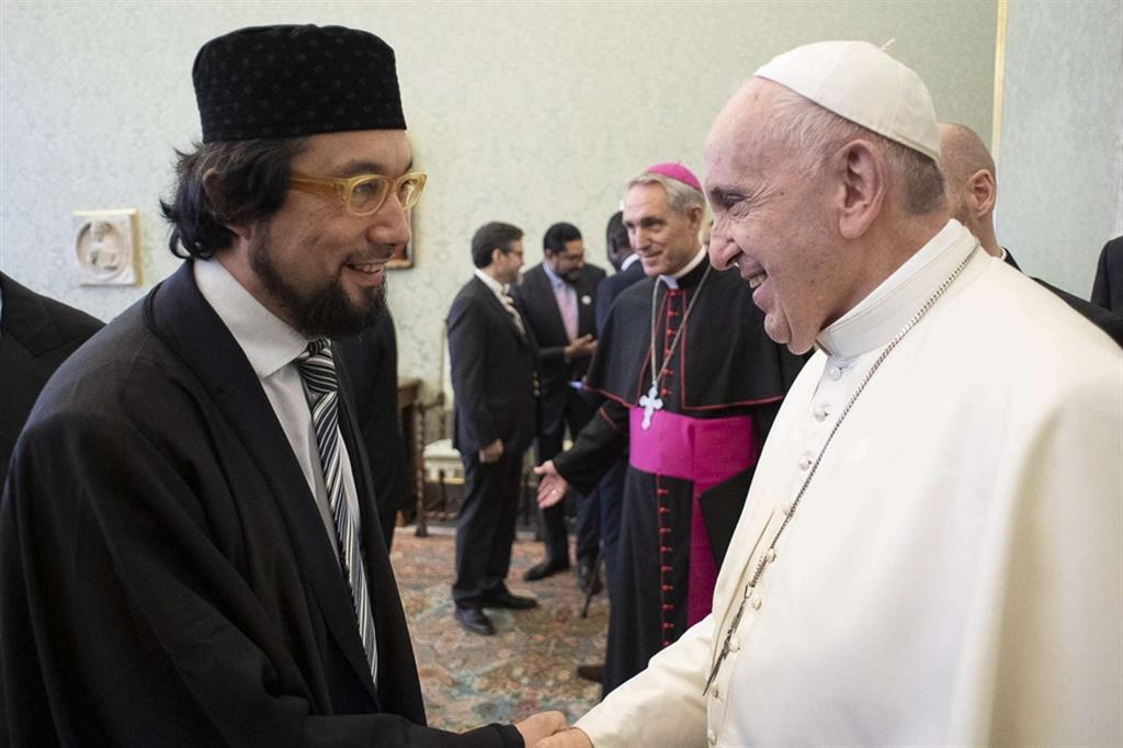 L’imam Yahya Sergio Yahe Pallavicini insieme a papa Francesco