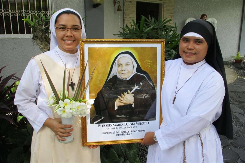 Due suore Francescane Adoratrici della Croce col ritratto della fondatrice, Madre Maria Luigia Velotti, che da oggi sarà beata