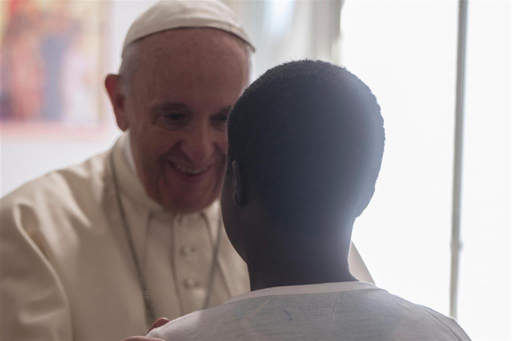 Papa Francesco incontra una vittima di tratta durante la sua visita alla Comunità Papa Giovanni XXIII, il 12 agosto 2016