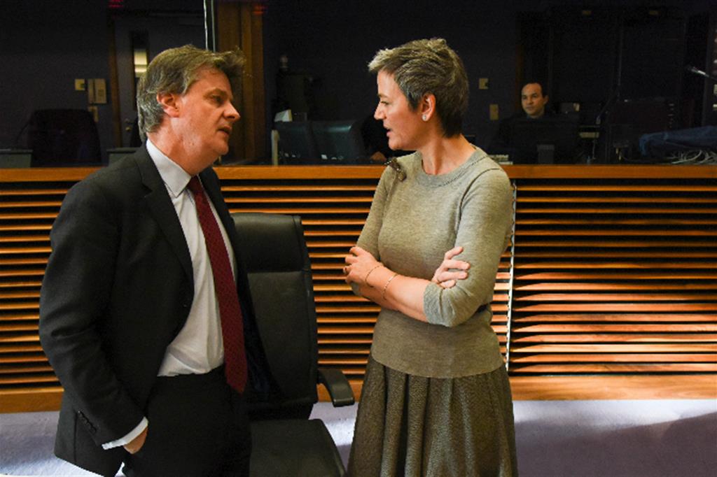 I commissari Jonathan Hill e Margrethe Vestager in una foto del 2015