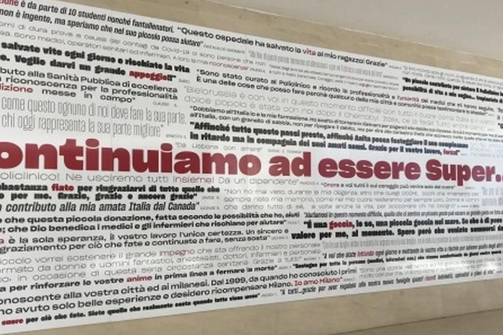 Il grande pannello esposto al Policlinico di Milano con i pensieri dei donatori a circondare la frase "Continuiamo a essere Super... insieme!