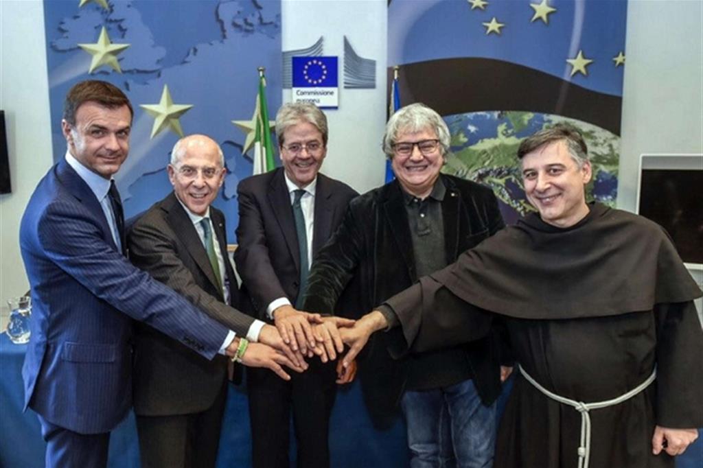 Da sinistra, E. Prandini, F, Starace, P.Gentiloni, E. Realacci, padre E. Fortunato