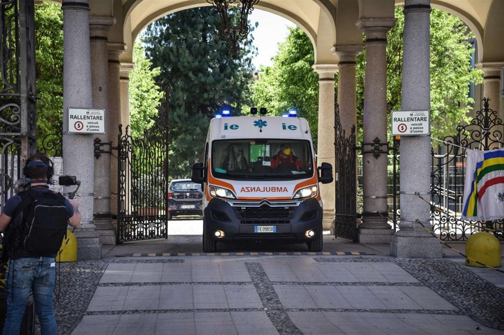 Un’ambulanza esce dal Pio Albergo Trivulzio durante le perquisizioni della Finanza. A Torino le proteste degli operatori