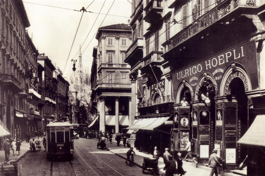 Una immagine storica della libreria Hoepli a Milano