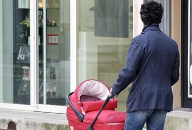 La Francia vuole 28 giorni di congedo per i neo papà