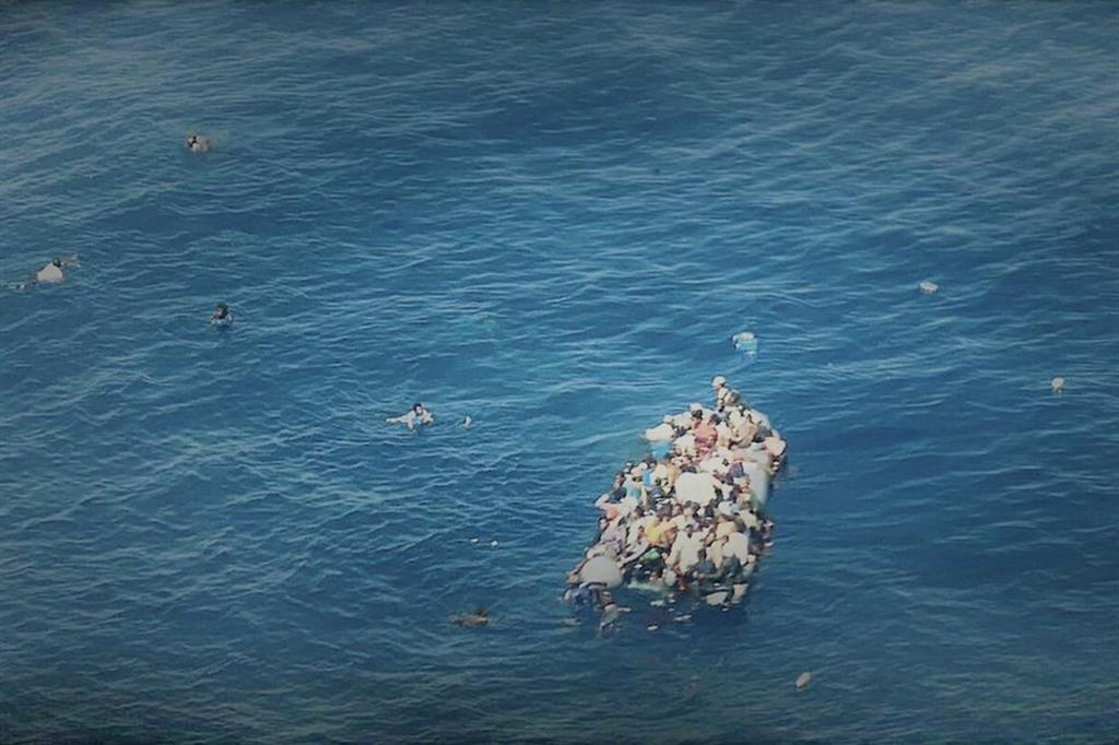 Il naufragio di un gommone carico di migranti nel Mediterraneo in una foto d'archivio