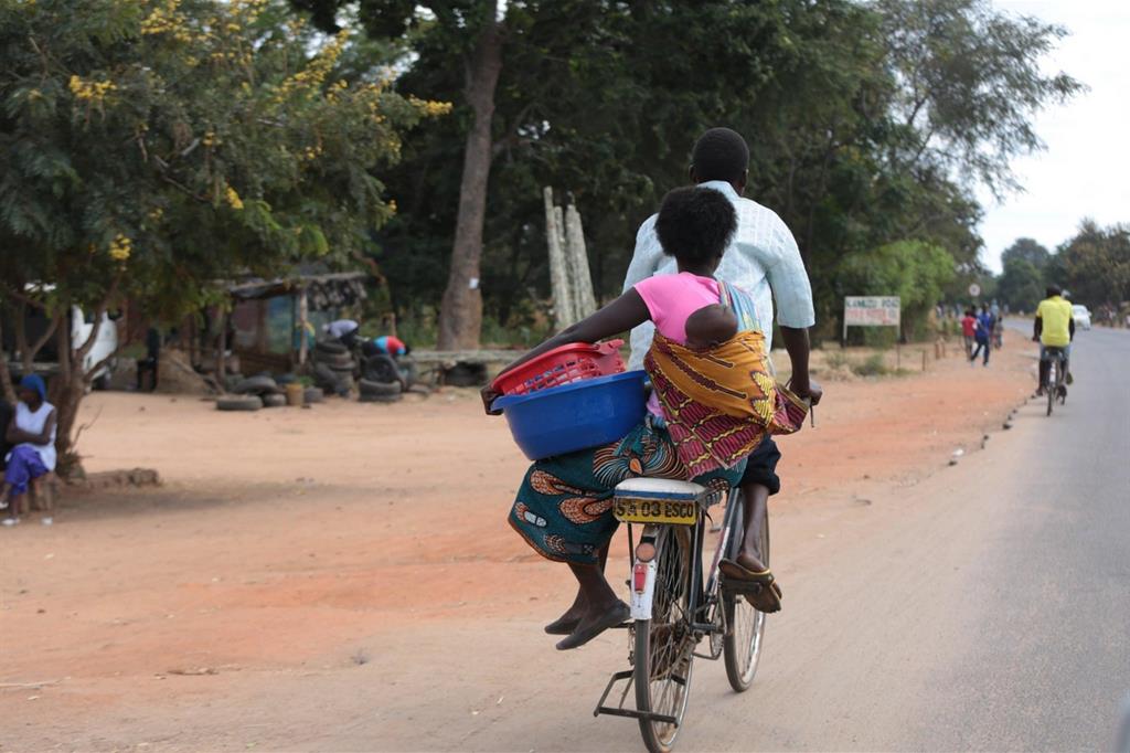 Una famiglia si sposta in bicicletta nella zona di Blantyre, in Malawi, uno tra i paesi più poveri al mondo