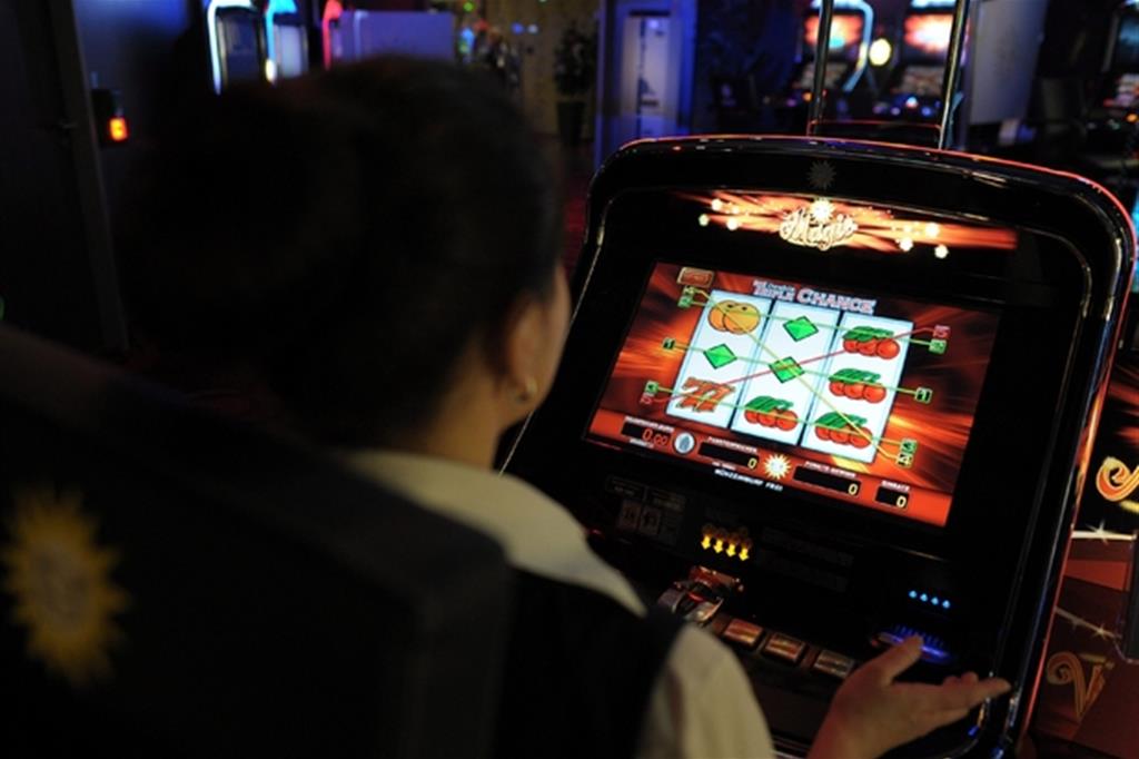 Una donna gioca alle slot machine