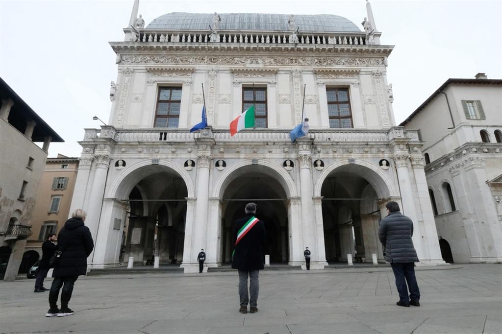 Bandiere a mezz’asta a Piazza della Loggia il 31 marzo scorso