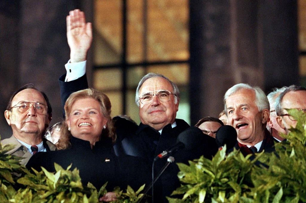 l cancelliere Kohl la notte dell’unificazione, il 3 ottobre 1990 a Berlino