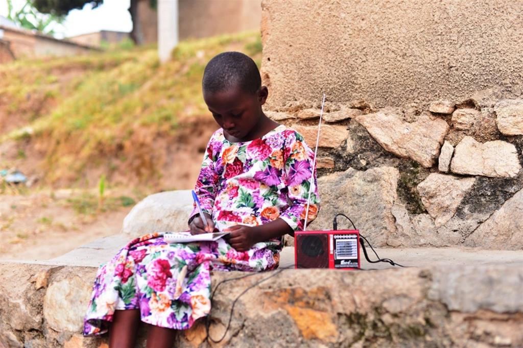 La didattica a distanza in Ruanda è anche questo: seguire la lezione grazie a una radiolina