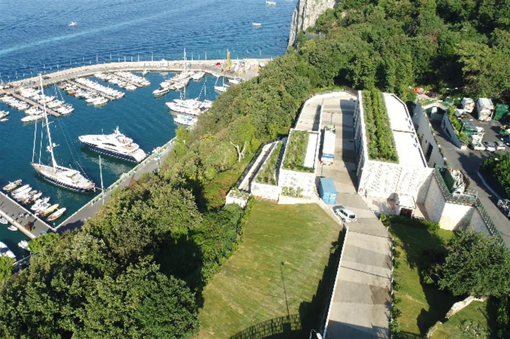 Una vista dall'alto della nuova stazione elettrica di Capri, dove si incontrano i cavi che collegano l'isola a Torre Annunziata e Sorrento
