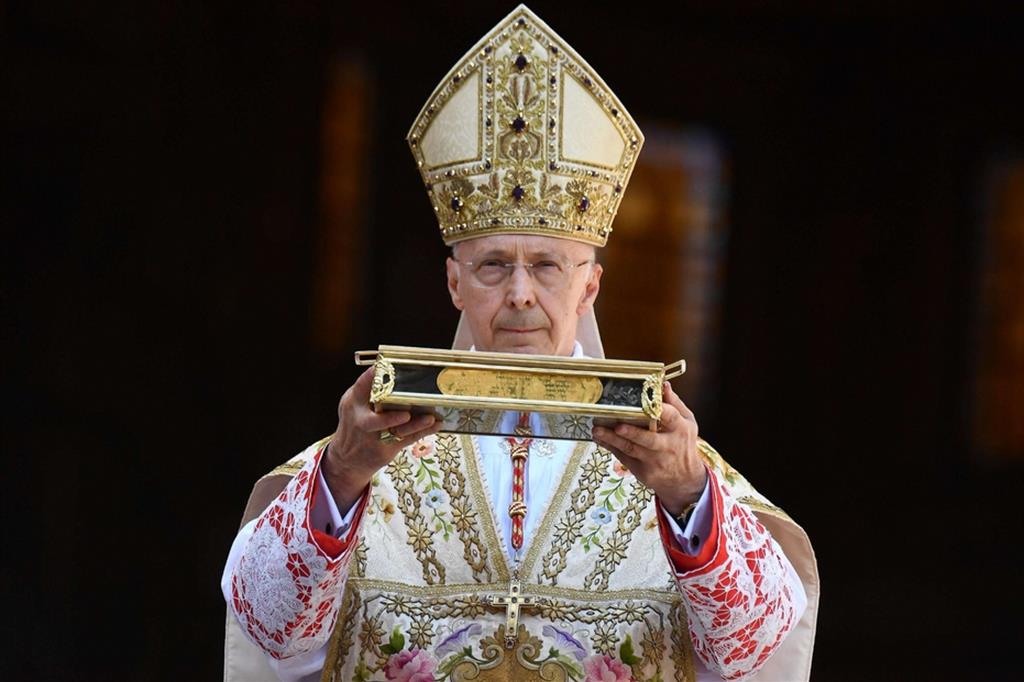 Il cardinale Bagnasco con le reliquie di san Giovanni Battista