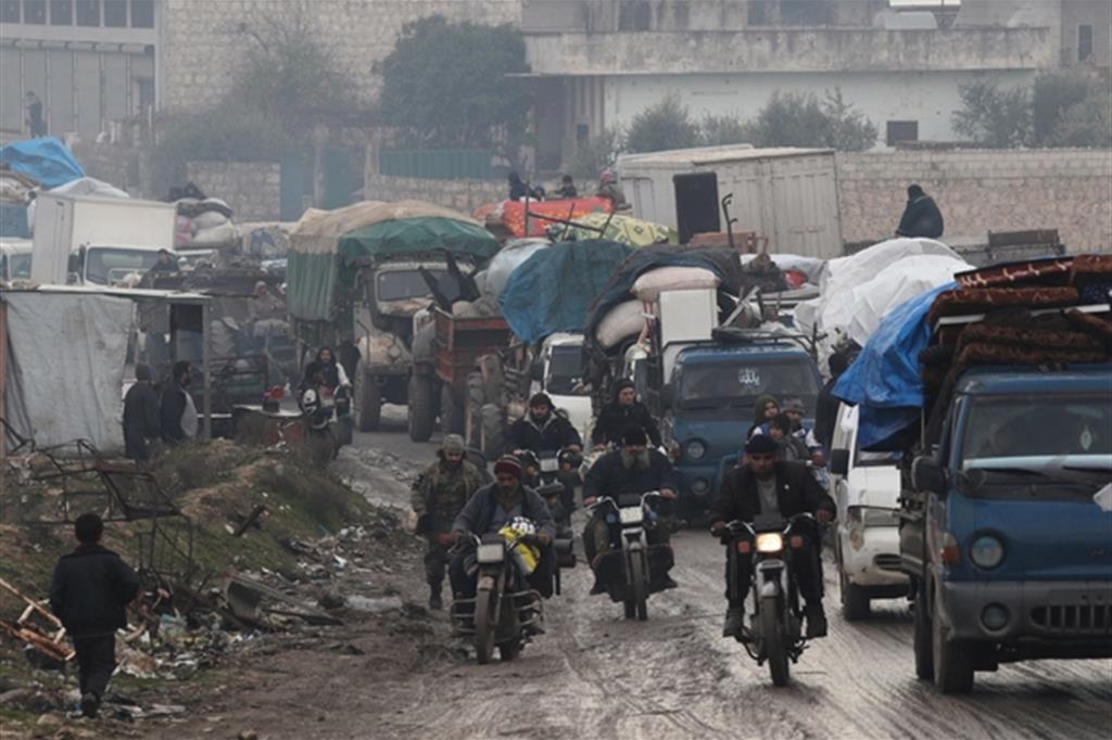 Fuga di massa da Iblid bombardata, in una foto scattata il 30 gennaio