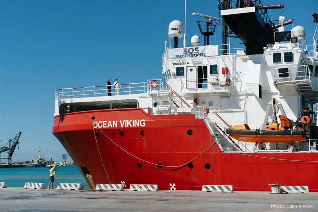 La nave Ocean Viking sequestrata dalla Guardia costiera