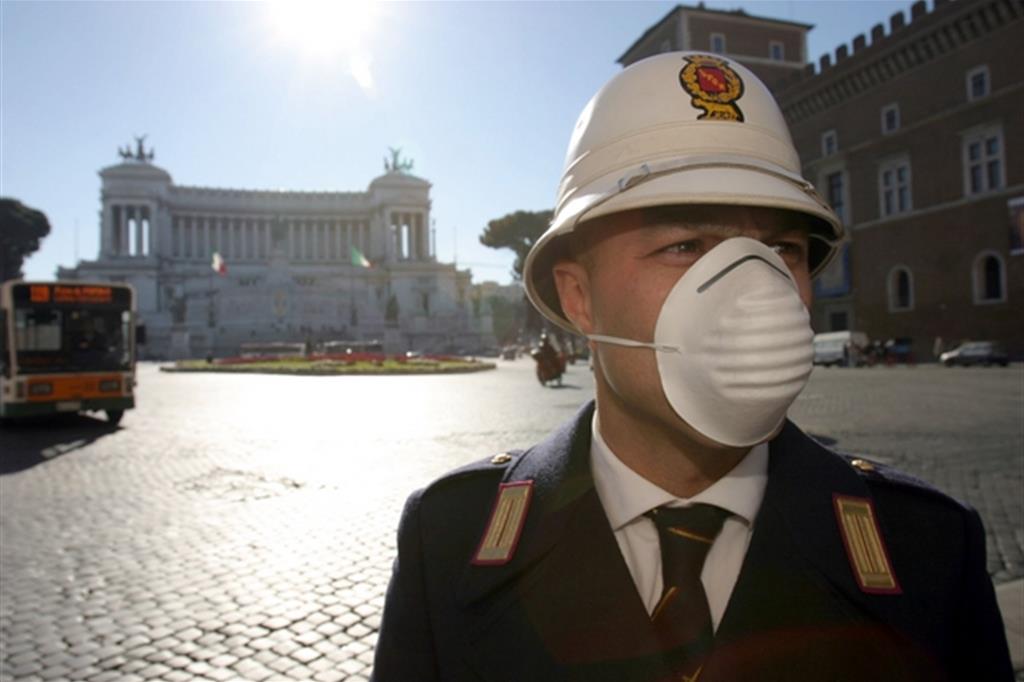 Un vigile urbano oggi a piazza Venezia a Roma con la mascherina per lo smog