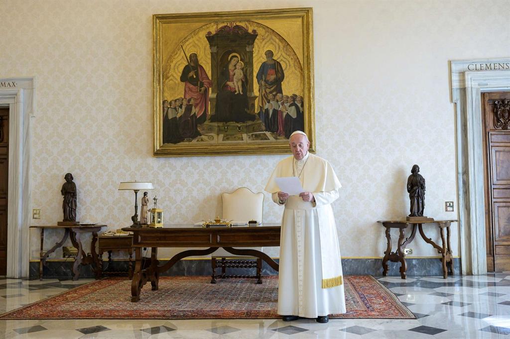 Il Papa durante la recita del Padre Nostro