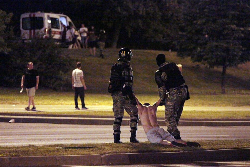 La polizia sta usando la mano pesante contro i dimostranti a Minsk