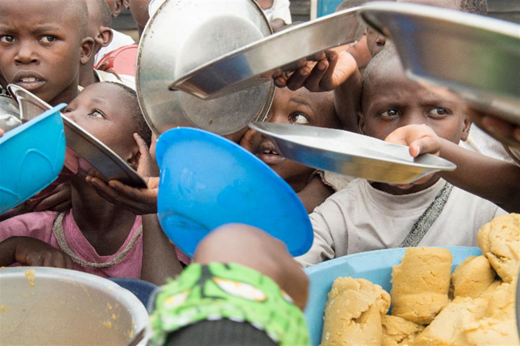Bambini in attesa del pranzo a Kitchanga, nella Repubblica Democratica del Congo