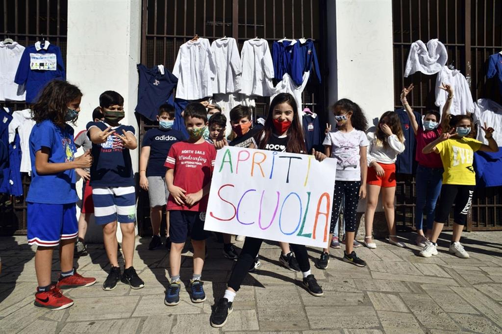 “Apriti scuola!” recitano i cartelli del flashmob organizzato a Roma