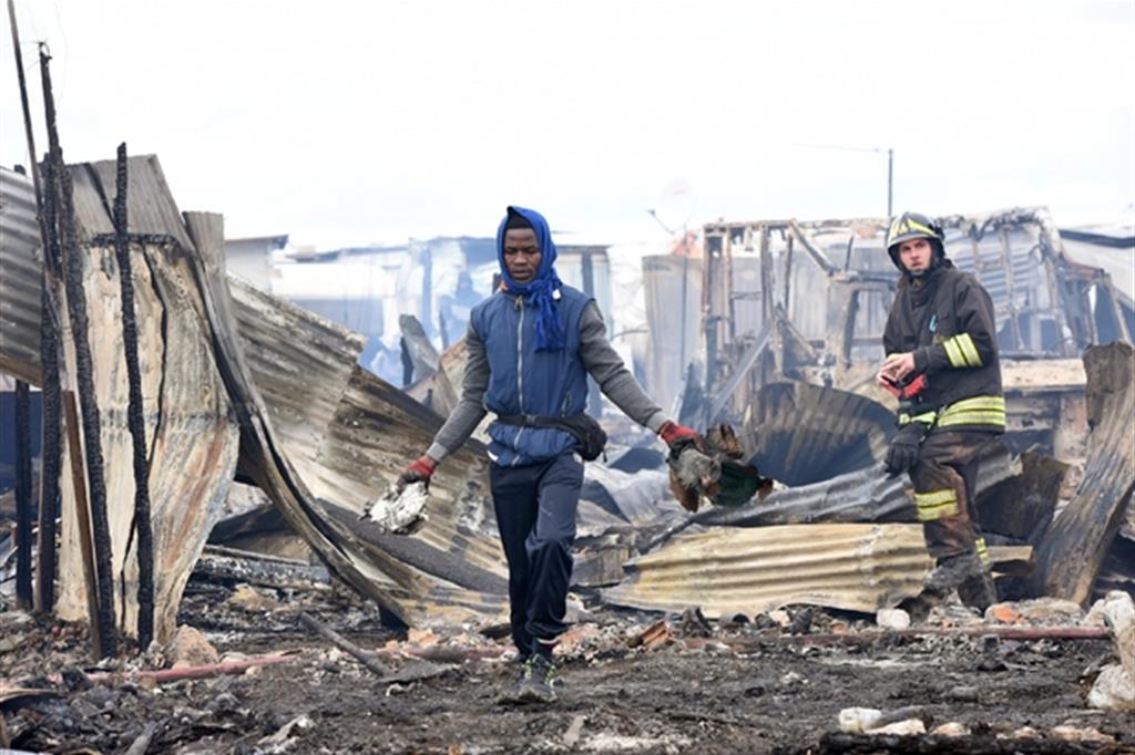 Uno dei tanti roghi nel ghetto di Foggia, 200 baracche distrutte nella notte del 4 dicembre 2019