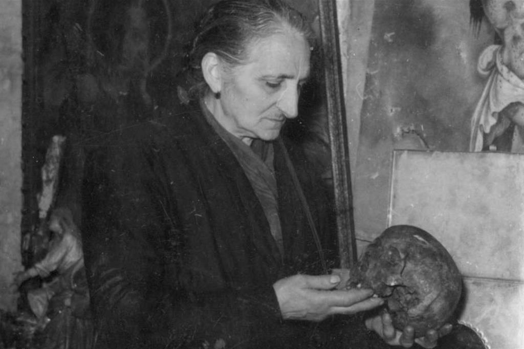 Lucia Apicella, la "madre dei morti", ritrovò i cadaveri di 700 giovani soldati uccisi durante la Seconda guerra mondiale, dando loro degna sepoltura