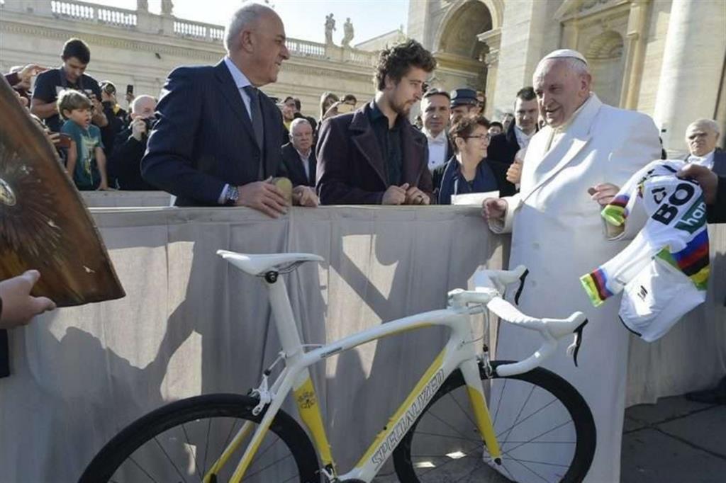 Il Papa riceve la bici bianco-gialla di Sagan: è il dono che mette all'asta per gli ospedali di Bergamo e Brescia