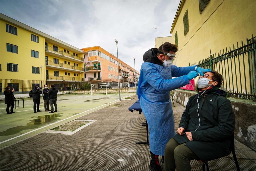 Tampone solidale, con test antigenico, nel popolare quartiere di Barra, alla periferia Est di Napoli, ogg 21 novembre 2020