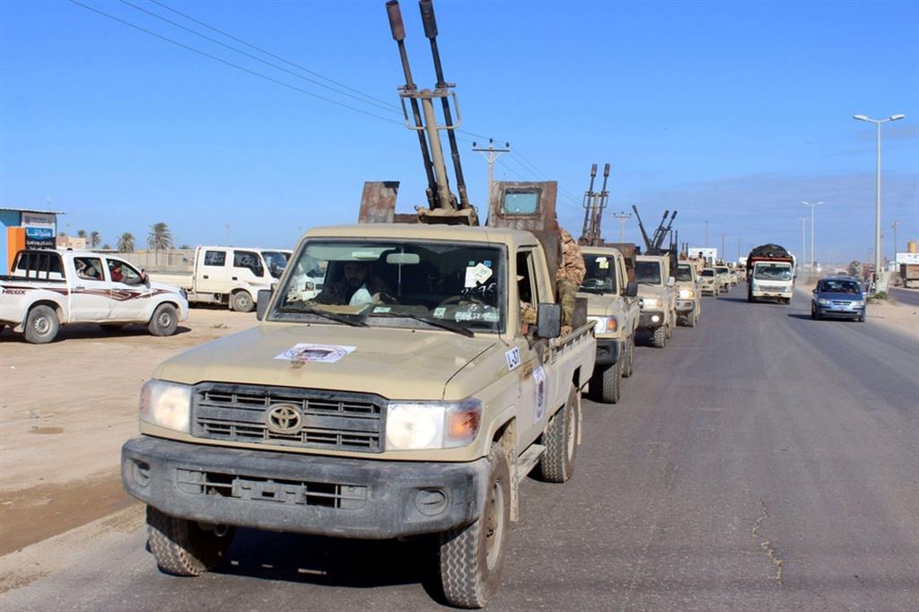 Un convoglio di mezzi militari dell'Esercito libico, fedele al premier Sarraj, a Misurata