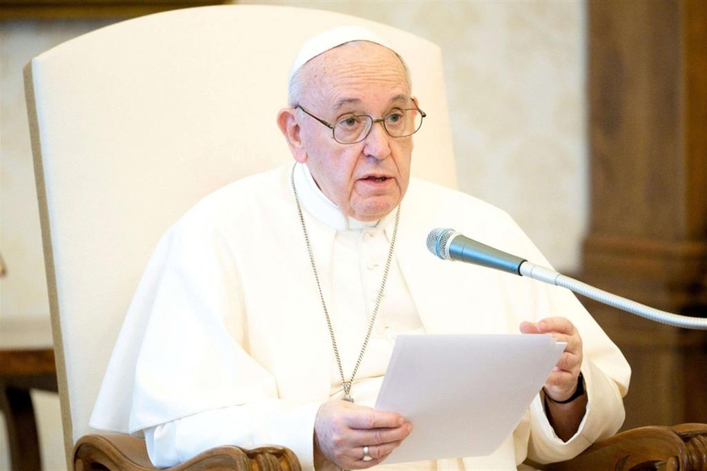 Il Papa: non possiamo fingerci sani in un mondo malato