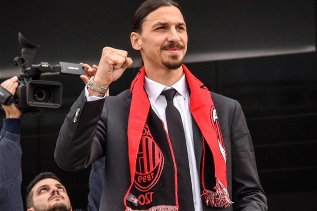 Il 38enne campione svedese Zlatan Ibrahimovic saluta i tifosi davanti a Casa Milan