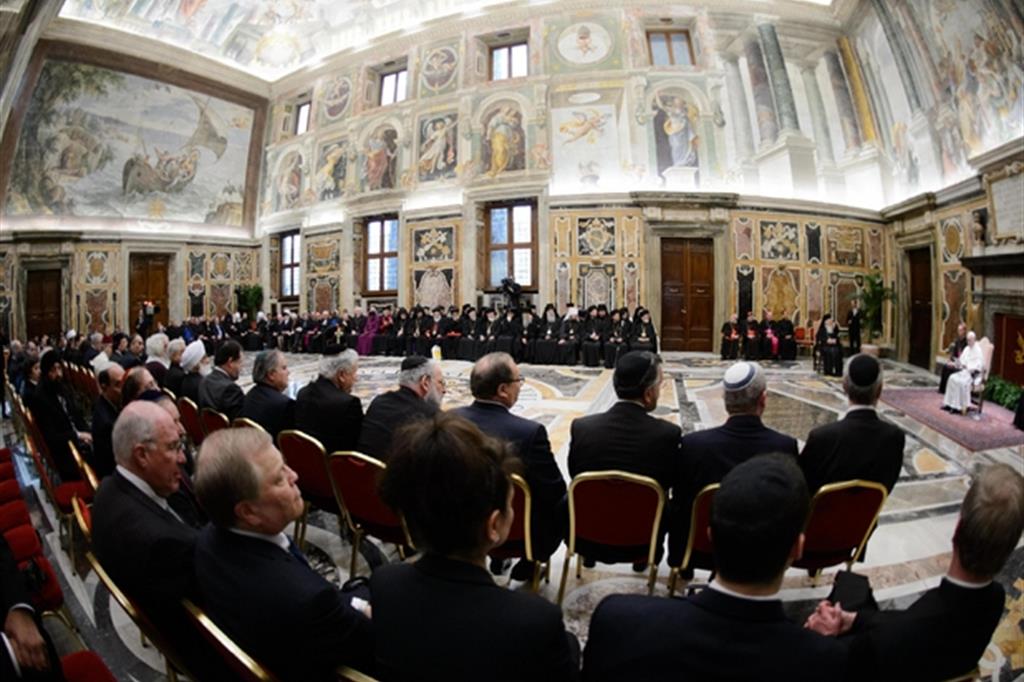 Un'udienza di papa Francesco con il corpo diplomatico in Vaticano
